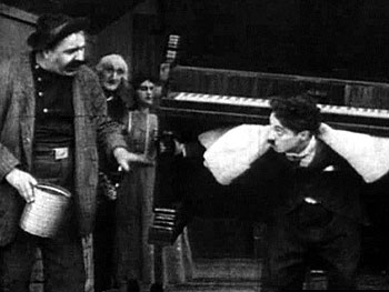 Chaplin stěhuje piáno