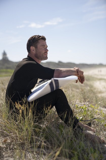 Chris Hemsworth na pláži žraloků