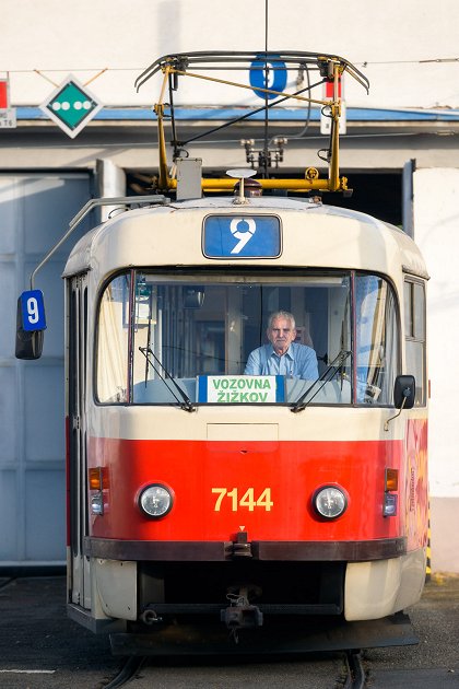 Jeden den s tramvají T-3
