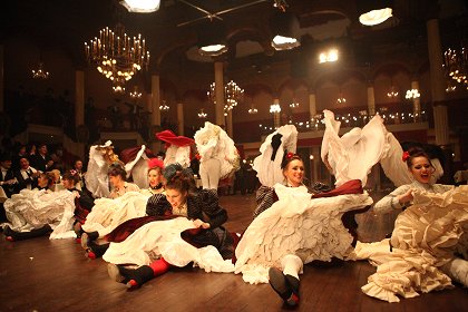 Odvrácená tvář Paříže: Záhada v Moulin Rouge
