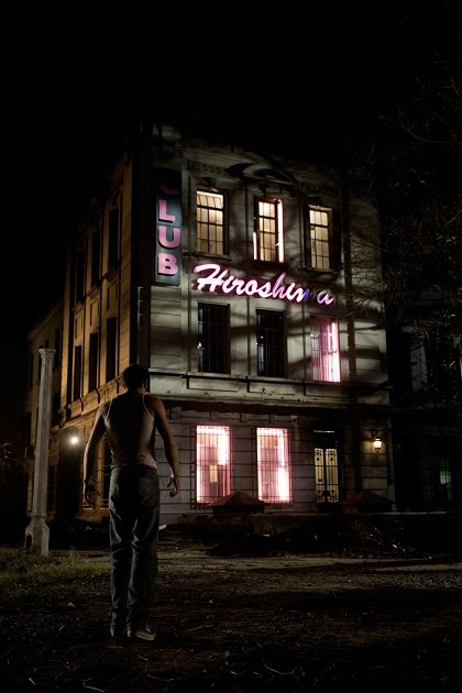V záři neonů